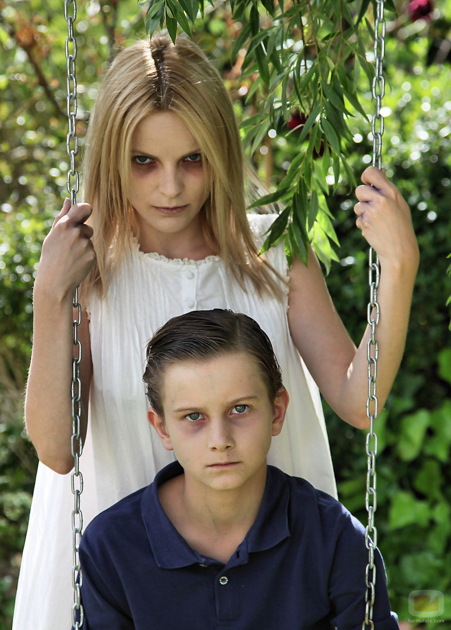 Carolina Bona y Cameron Antrobus