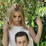 Carolina Bona y Cameron Antrobus