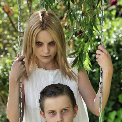 Carolina Bona y Cameron Antrobus