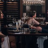 Tim McInnerny y Sharon Horgan en la temporada 1 y el capítulo 01 de 'Youth'
