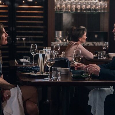 Tim McInnerny y Sharon Horgan en la temporada 1 y el capítulo 01 de 'Youth'