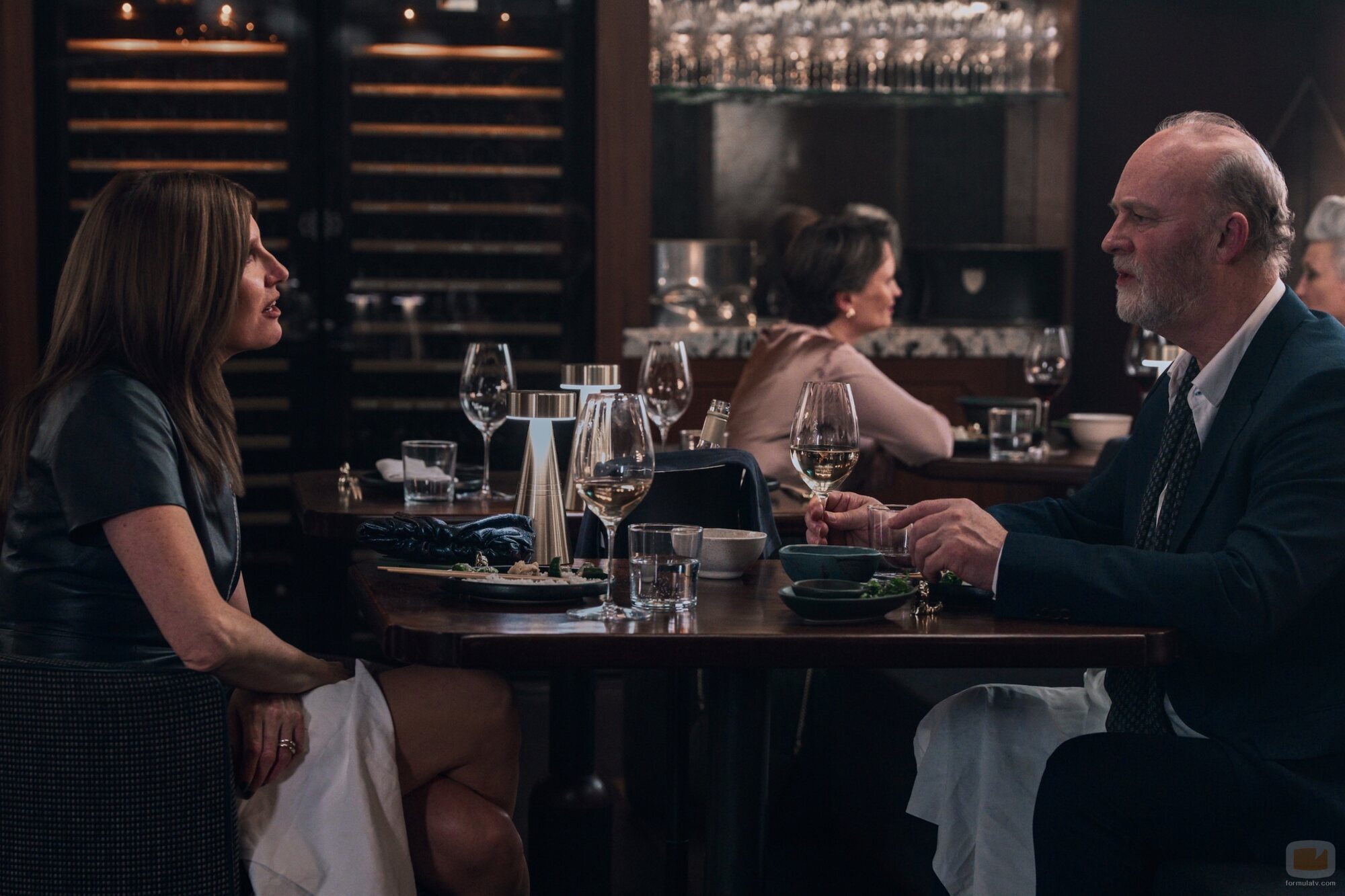 Tim McInnerny y Sharon Horgan en la temporada 1 y el capítulo 01 de 'Youth'