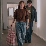 Aran Murphy y Sharon Horgan en el 1x01 de 'Youth'