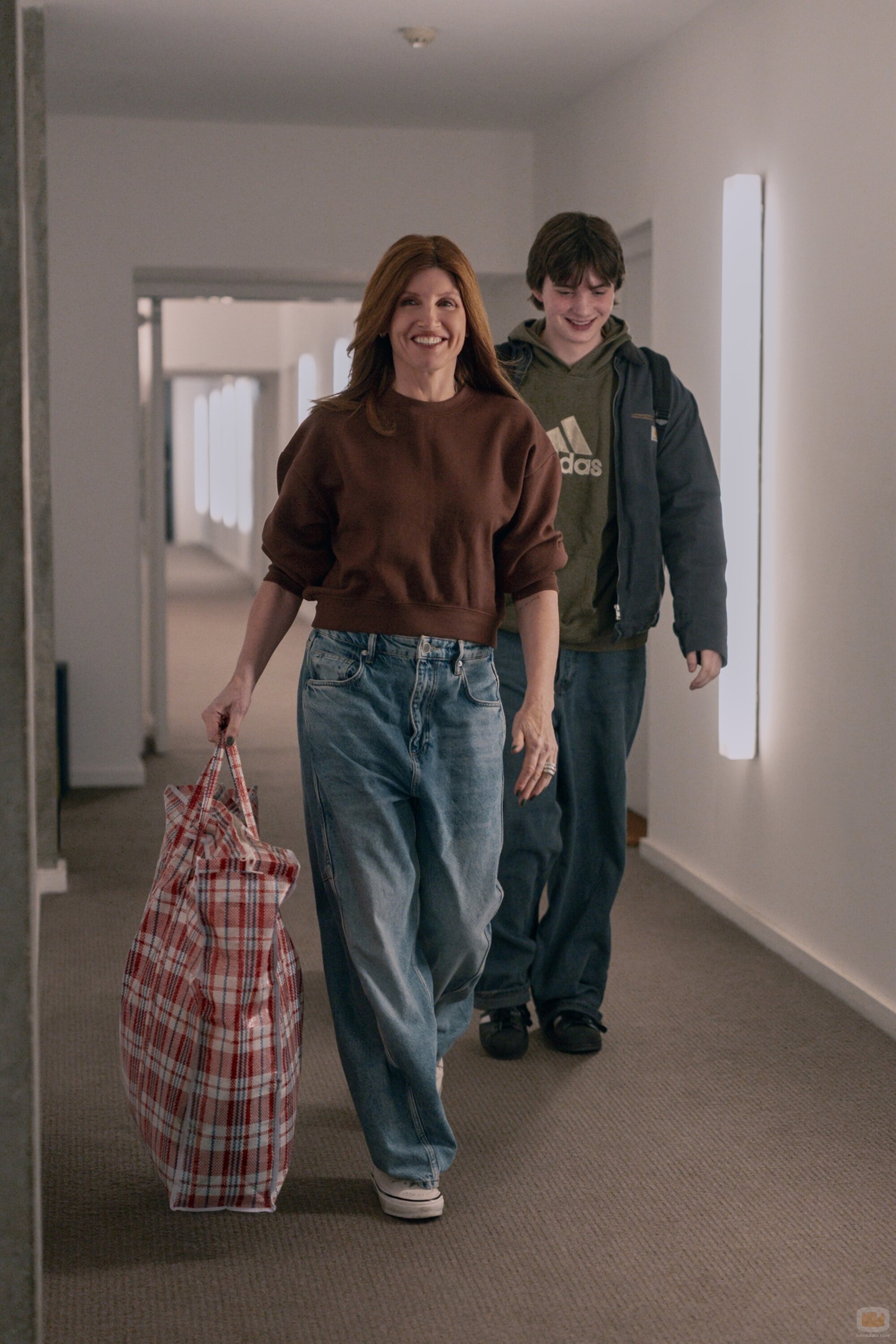 Aran Murphy y Sharon Horgan en el 1x01 de 'Youth'