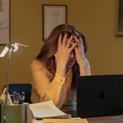 Instantánea de Sharon Horgan en el 1x01 de 'Youth'