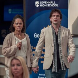 Karla Crome y Owen McDonnell en 1x01 'Mandíbula Trabada' de 'Youth'