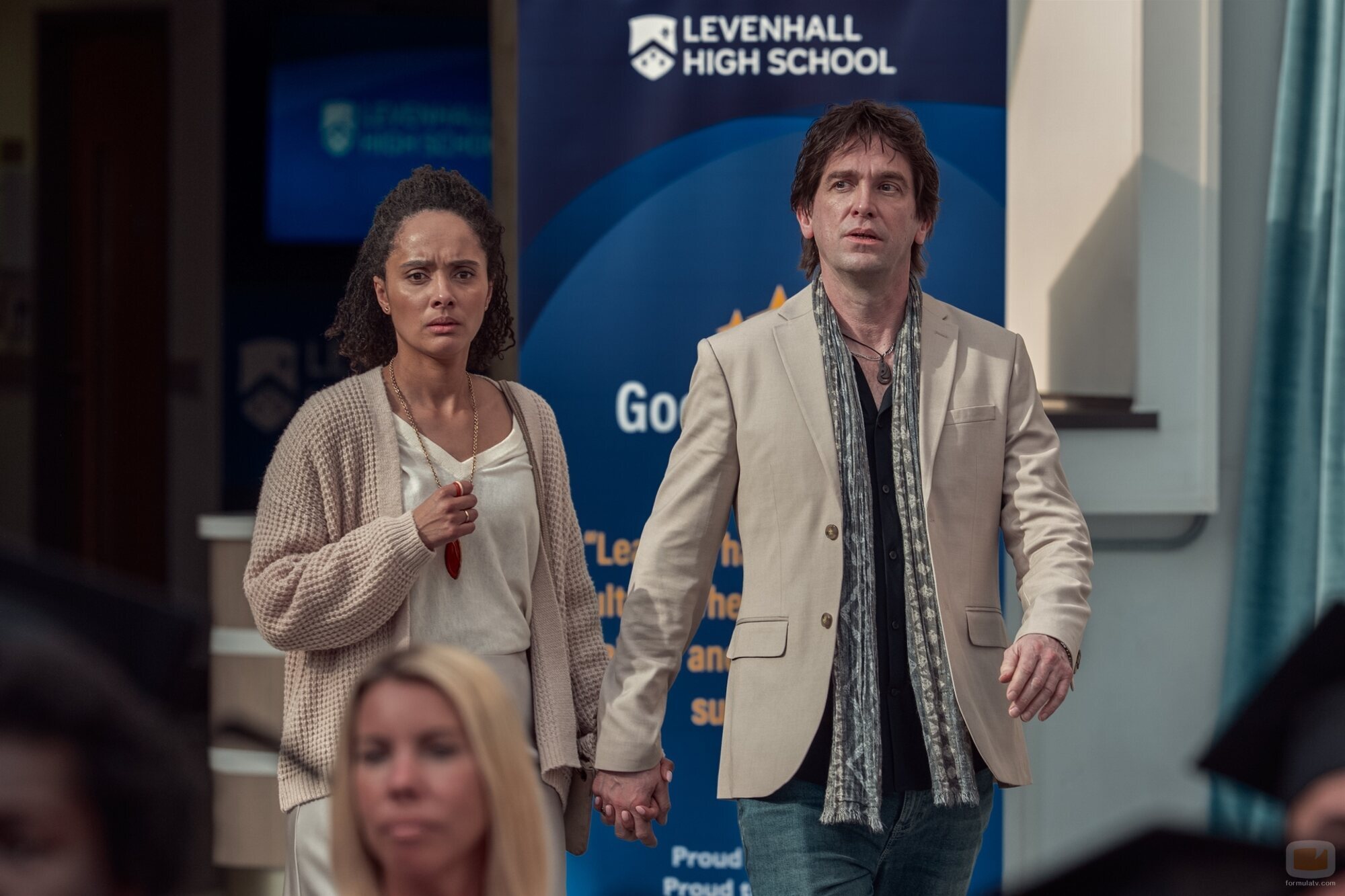 Karla Crome y Owen McDonnell en 1x01 'Mandíbula Trabada' de 'Youth'