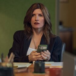 Sharon Horgan en 1x02 titulado 'Quemador de Carretas' de 'Youth'