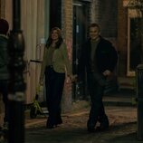 Sharon Horgan y Rupert Friend en 1x02 titulado 'Quemador de Carretas' de 'Youth'