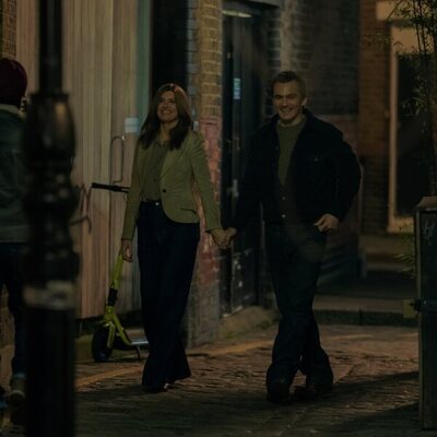 Sharon Horgan y Rupert Friend en 1x02 titulado 'Quemador de Carretas' de 'Youth'