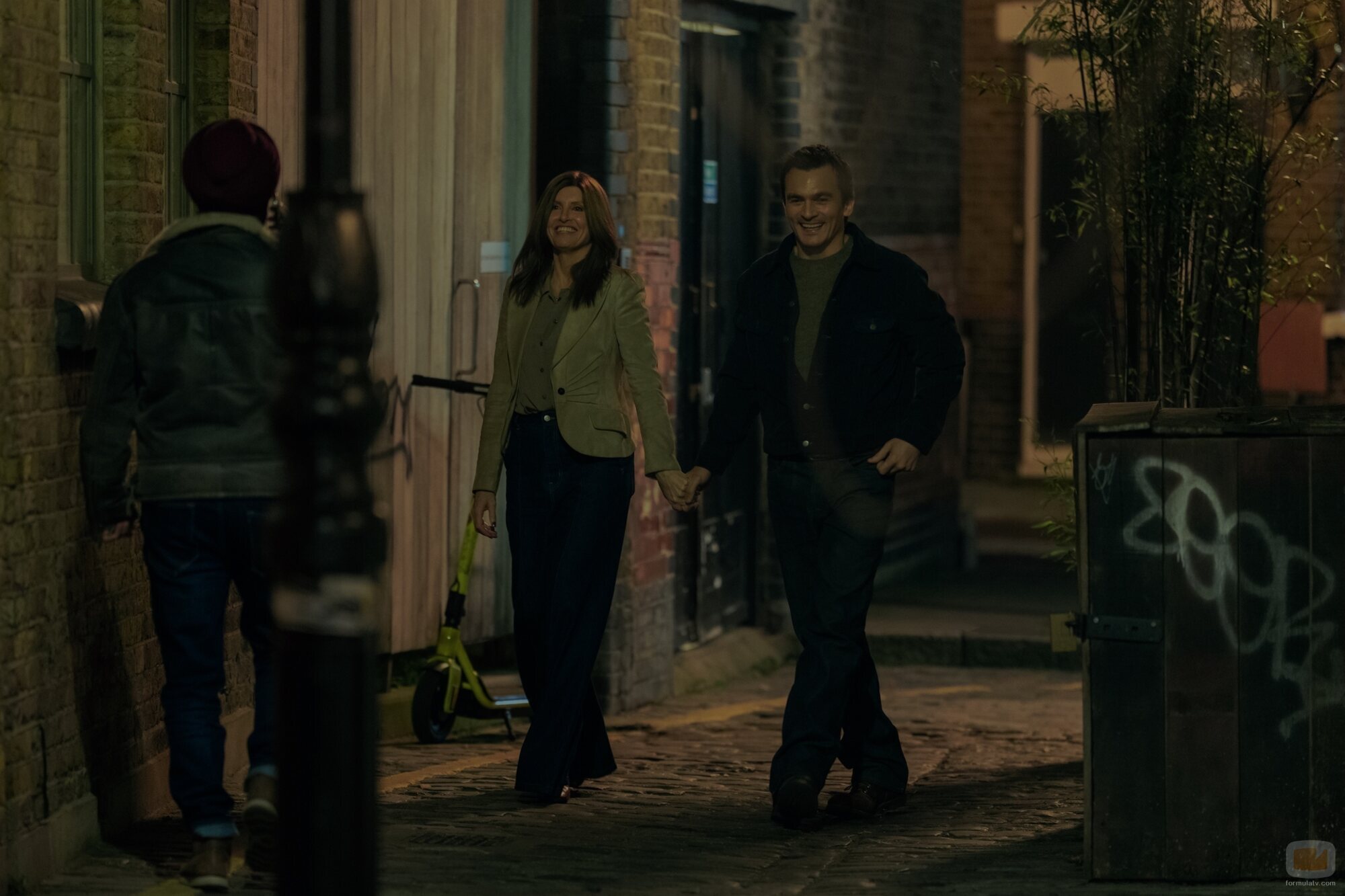 Sharon Horgan y Rupert Friend en 1x02 titulado 'Quemador de Carretas' de 'Youth'