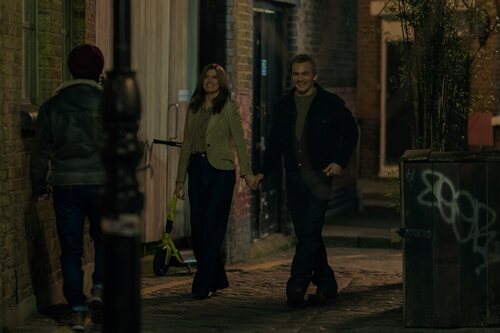 Sharon Horgan y Rupert Friend en 1x02 titulado 'Quemador de Carretas' de 'Youth'