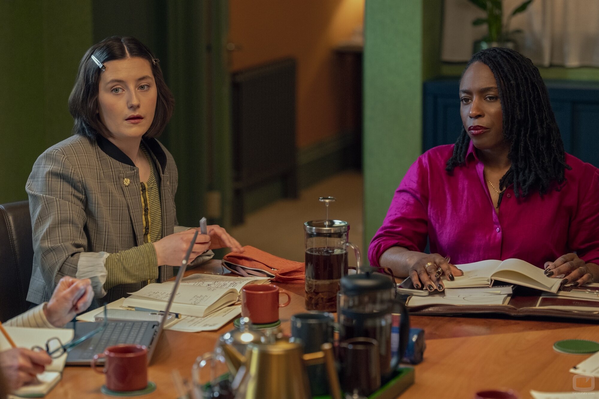 Libby Mai y Sharlene Whyte en 'Quemador de Carretas' de 'Youth'