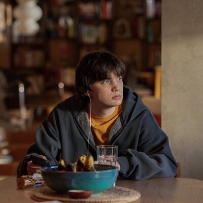 Aran Murphy en el 1x02 de 'Youth'