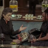 Harriet Walter y Sharlene Whyte en 1x03 titulado 'Bienvenidos al Nido de Ratas' de 'Youth'