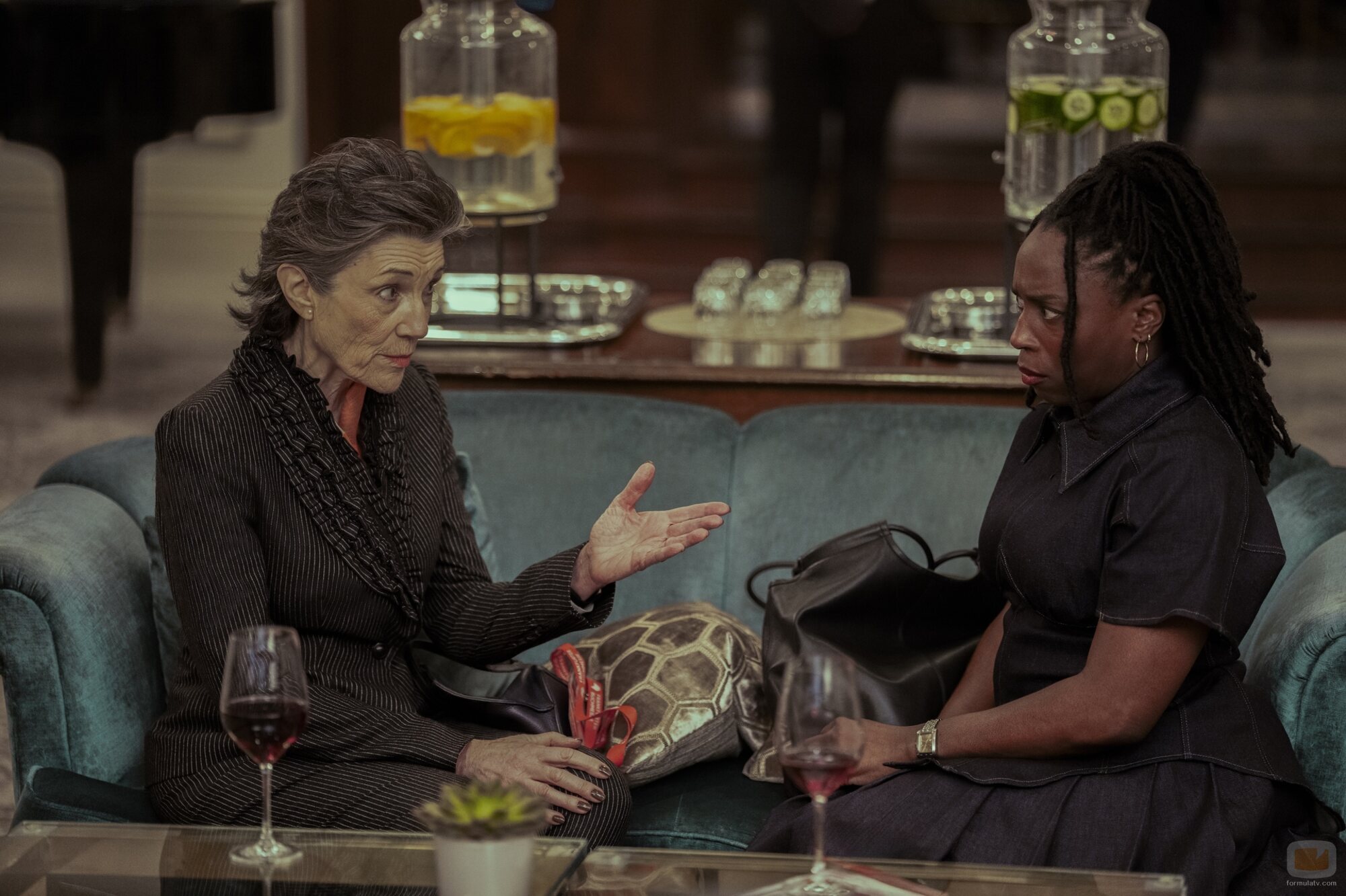 Harriet Walter y Sharlene Whyte en 1x03 titulado 'Bienvenidos al Nido de Ratas' de 'Youth'