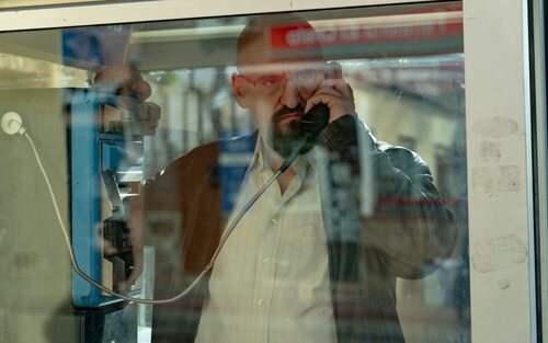 Captura de Raúl Arévalo en 1x05 titulado 'Rachid, el derrochador' de 'El Castillo'