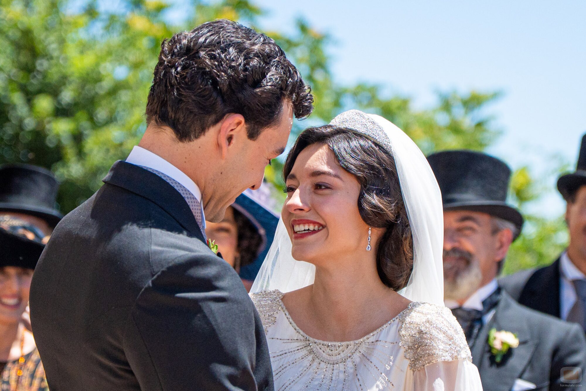 Marta Costa y Xavi Lock en 7x179 titulado 'La boda de Curro y Ángela (Parte 2)' de 'La promesa'