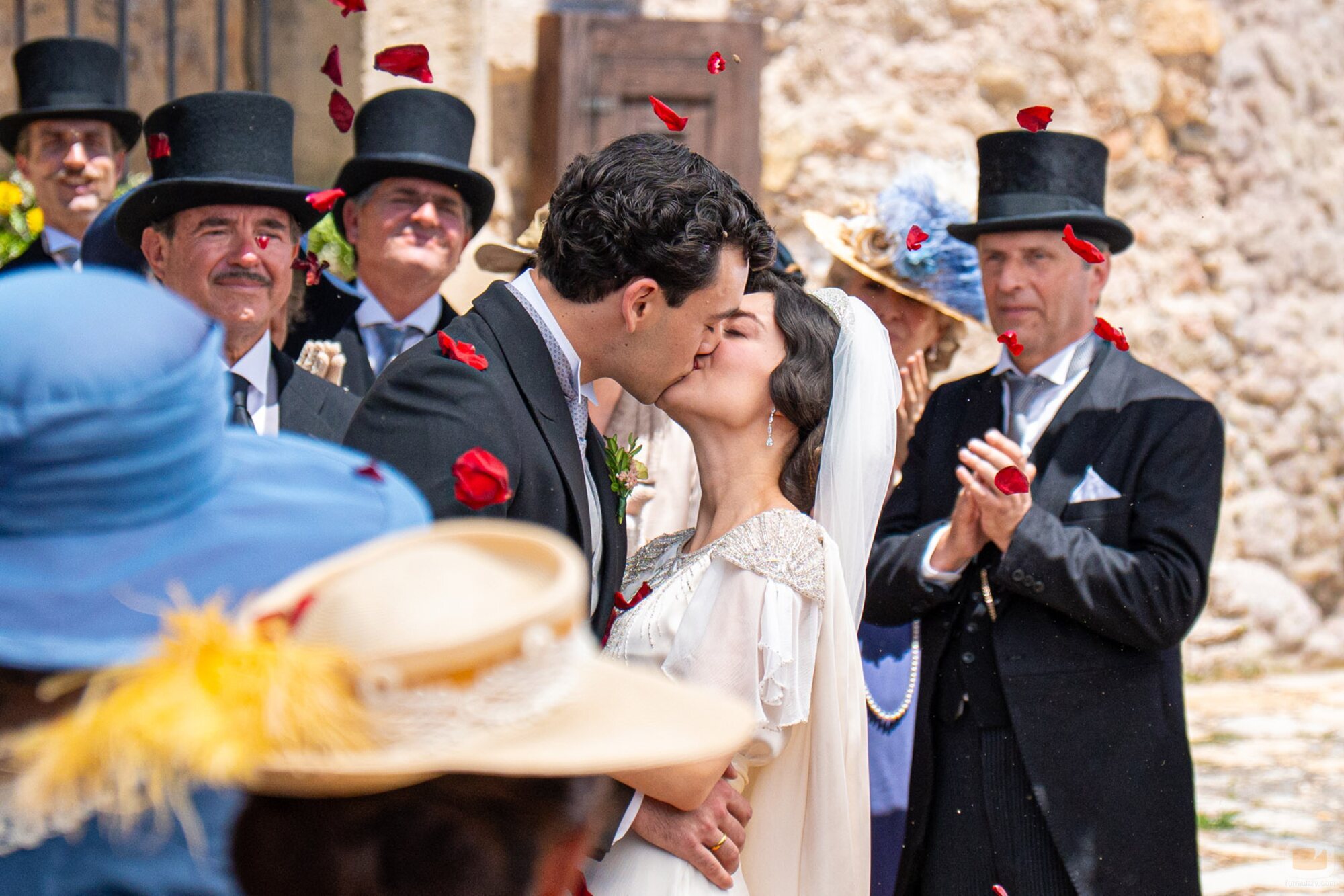 Xavi Lock y Marta Costa en 7x179 'La boda de Curro y Ángela (Parte 2)' de 'La promesa'