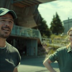 Mackenzie Davis y Josh Hartnett en 1x01 titulado 'Come Home Year' de 'Bajo la superficie'