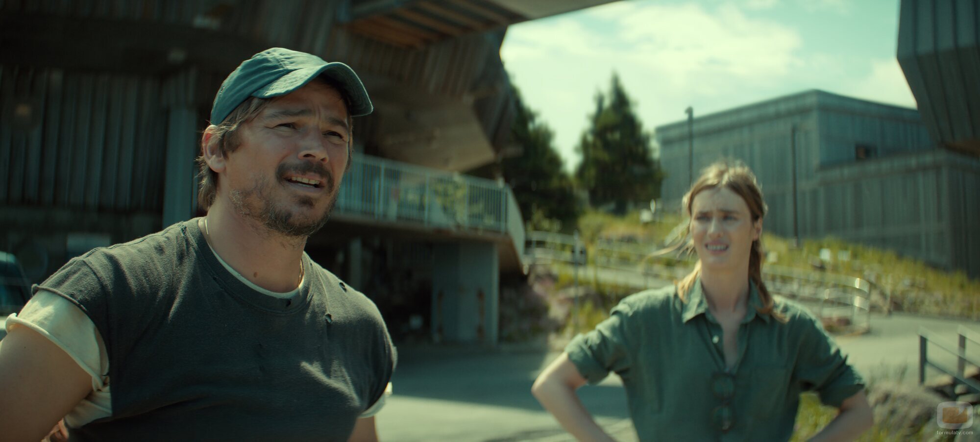 Mackenzie Davis y Josh Hartnett en 1x01 titulado 'Come Home Year' de 'Bajo la superficie'