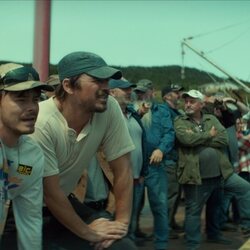 Josh Hartnett y Charlie Heaton en Capítulo 1 titulado 'Come Home Year' de 'Bajo la superficie'
