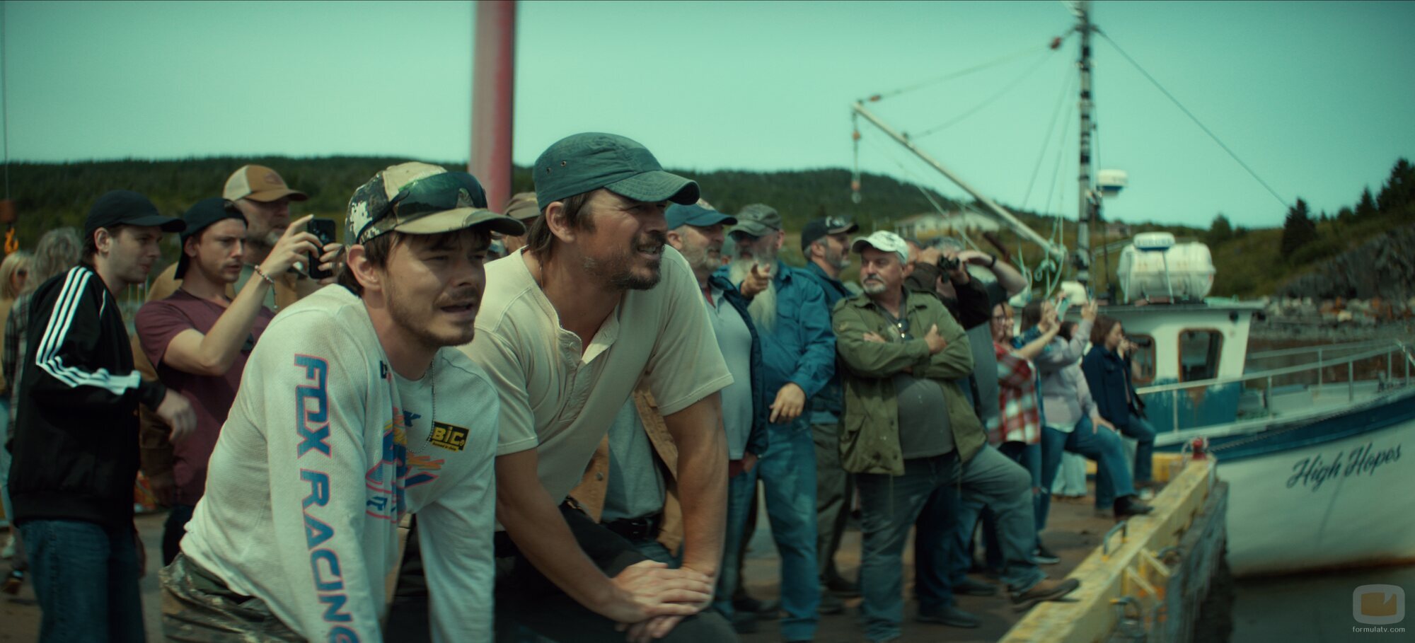 Josh Hartnett y Charlie Heaton en Capítulo 1 titulado 'Come Home Year' de 'Bajo la superficie'