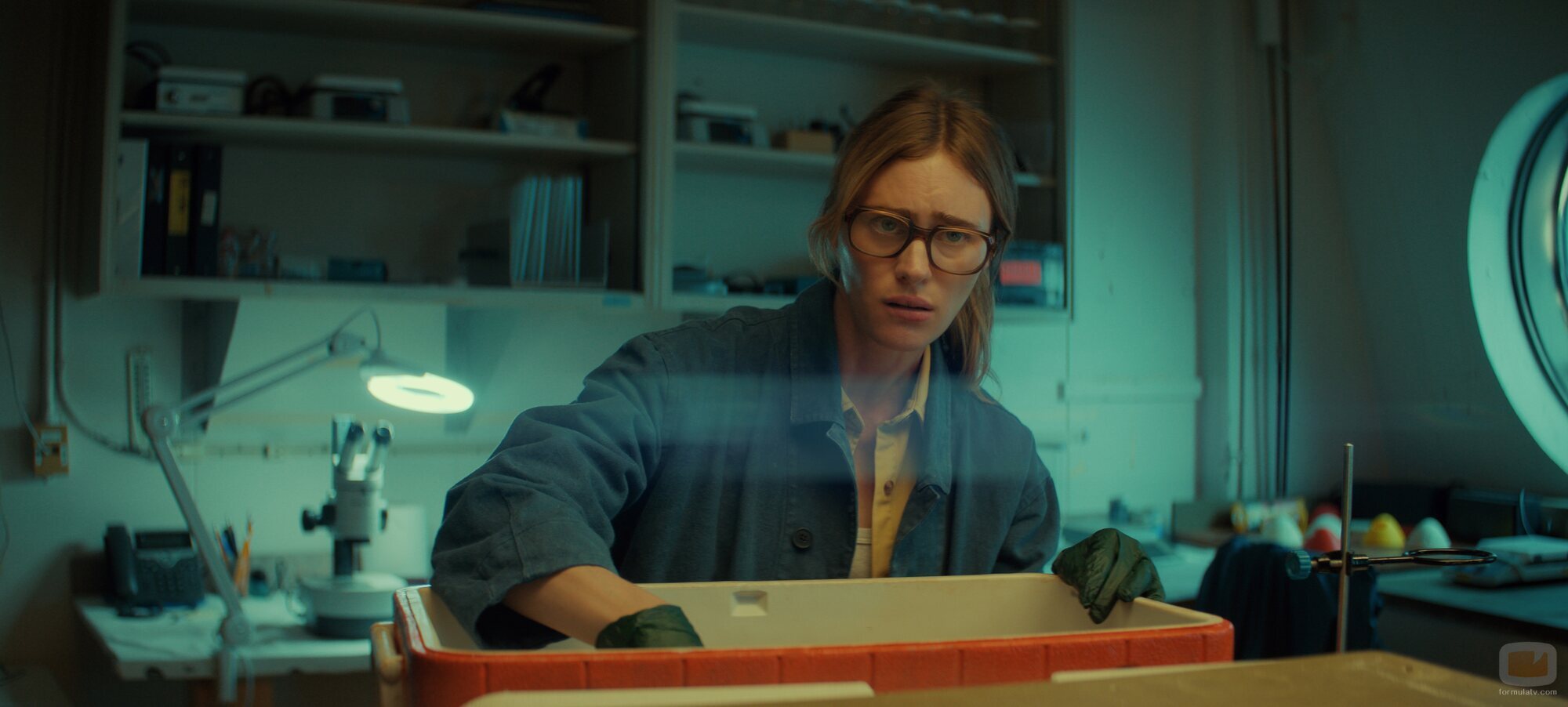 Mackenzie Davis en la temporada 1 y el capítulo 01 de 'Bajo la superficie'