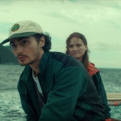 Kaleb Horn y Ruby Stokes en el 1x01 de 'Below'