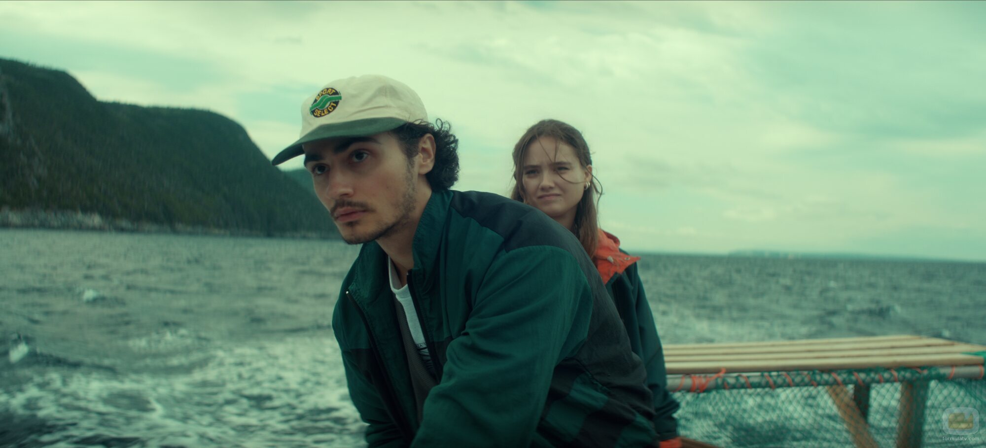 Kaleb Horn y Ruby Stokes en el 1x01 de 'Below'