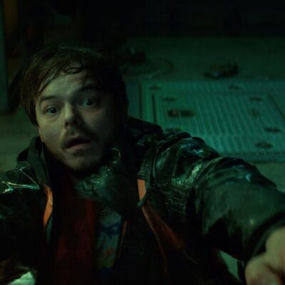 Charlie Heaton en Capítulo 1 titulado 'Come Home Year' de 'Bajo la superficie'