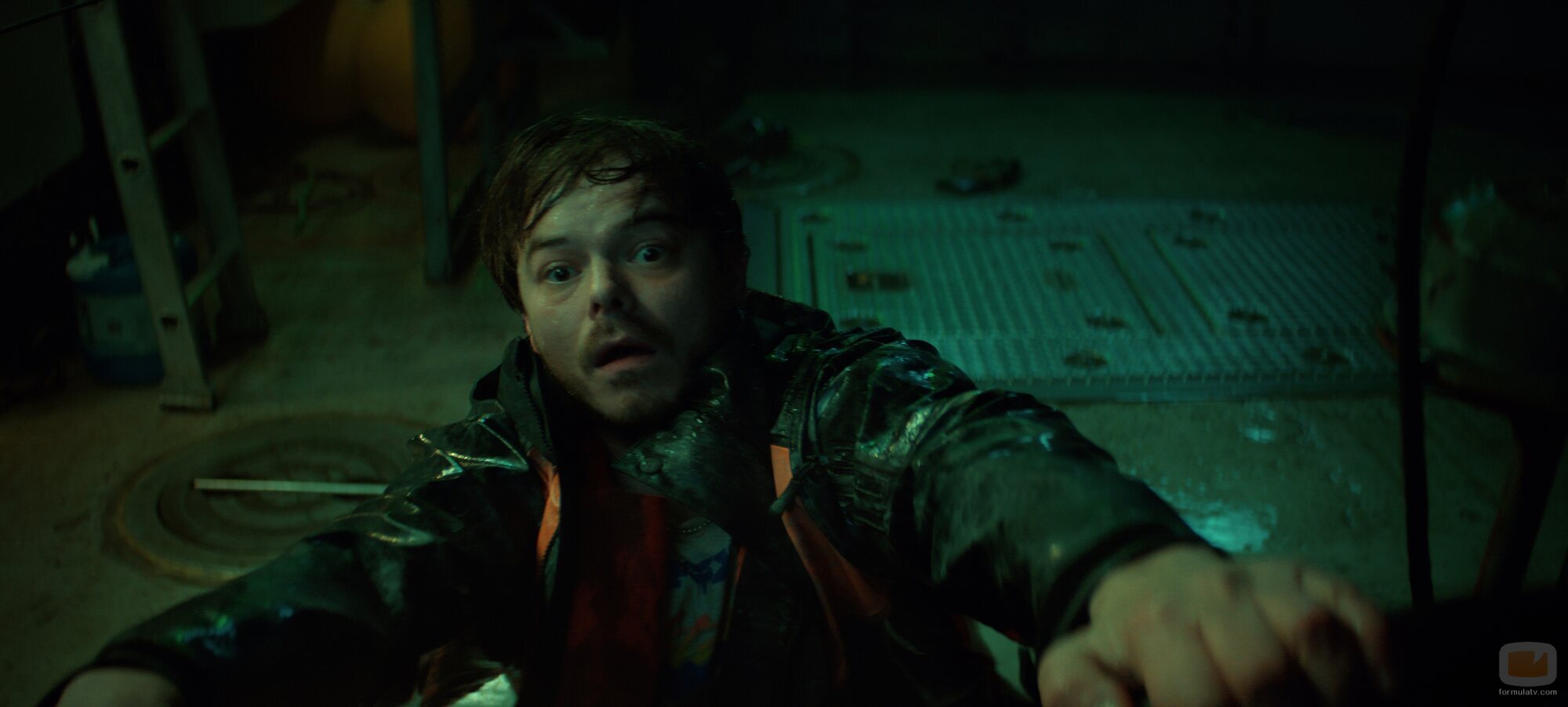 Charlie Heaton en Capítulo 1 titulado 'Come Home Year' de 'Bajo la superficie'