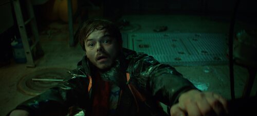 Charlie Heaton en Capítulo 1 titulado 'Come Home Year' de 'Bajo la superficie'