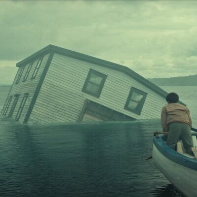 Azriel Dalman en Capítulo 1 titulado 'Come Home Year' de 'Bajo la superficie'