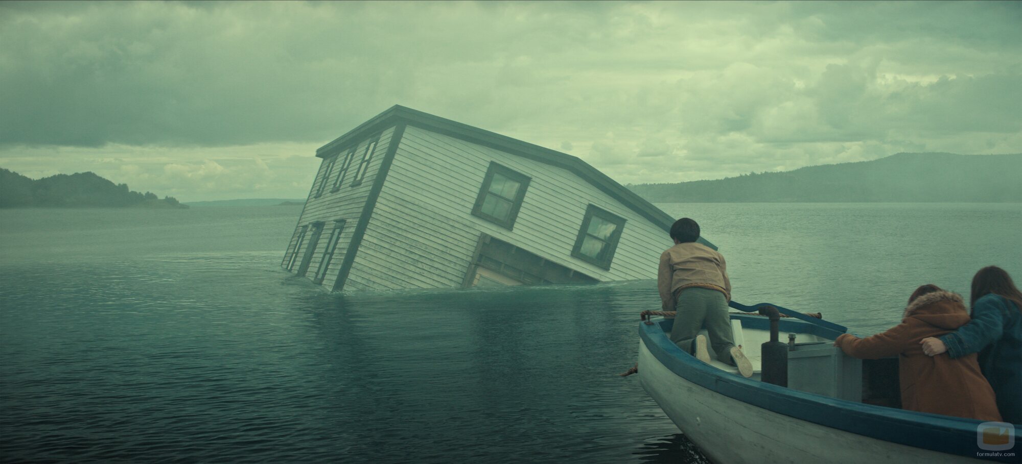 Azriel Dalman en Capítulo 1 titulado 'Come Home Year' de 'Bajo la superficie'