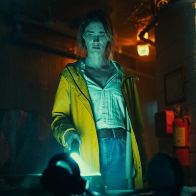 Mackenzie Davis en 1x01 titulado 'Come Home Year' de 'Bajo la superficie'