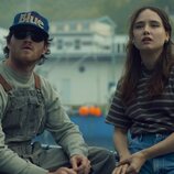 Rohan Campbell y Ruby Stokes en el 1x01 de 'Below'