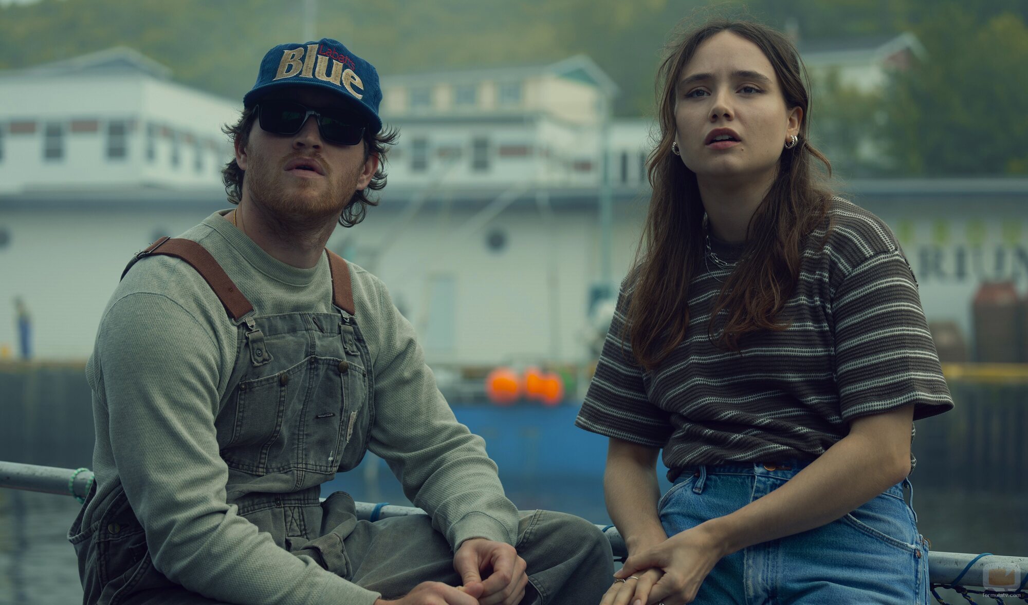 Rohan Campbell y Ruby Stokes en el 1x01 de 'Below'