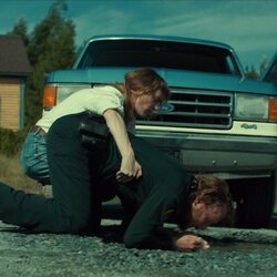 Joshua Close y Mackenzie Davis en 1x04 titulado 'The Ocean Will Have Us All' de 'Bajo la superficie'