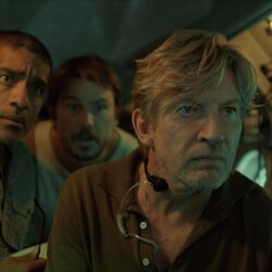 David Wenham y Josh Hartnett en Capítulo 4 titulado 'The Ocean Will Have Us All' de 'Bajo la superficie'