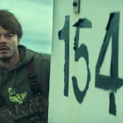 Charlie Heaton en 1x06 titulado 'The Unfathering Deep' de 'Bajo la superficie'