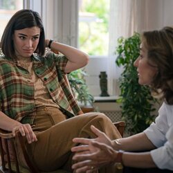 Instantánea de Alba Brunet y Carolina Román en 3x187 'Miércoles 7 de octubre de 2026' de 'Sueños de libertad'