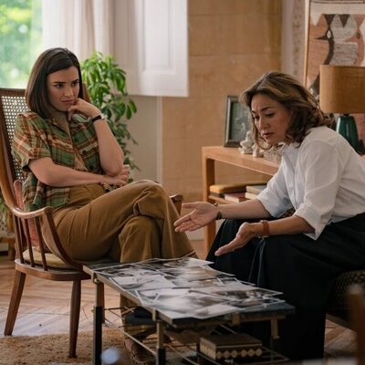 Plano de Alba Brunet y Carolina Román en Capítulo 187 titulado 'Miércoles 7 de octubre de 2026' de 'Sueños de libertad'