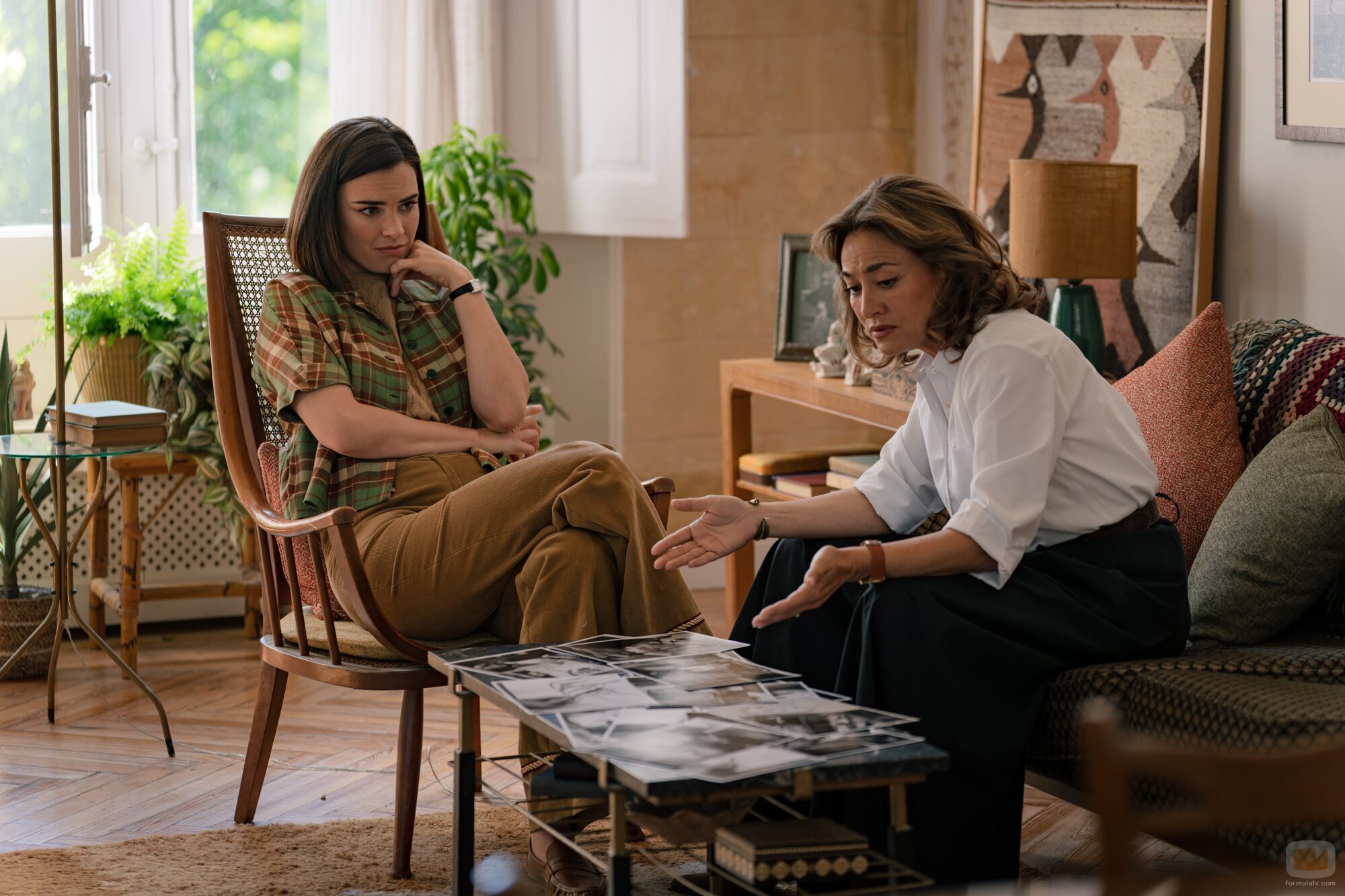 Plano de Alba Brunet y Carolina Román en Capítulo 187 titulado 'Miércoles 7 de octubre de 2026' de 'Sueños de libertad'