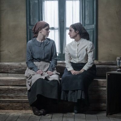 Alicia Armenteros y Martina Cariddi en 1x02 'La lucha de Inés' de 'Las hijas de la criada'
