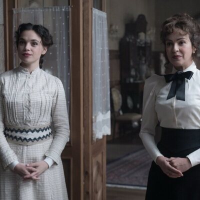 Martina Cariddi y Verónica Sánchez en 1x03 'El sueño de Clara' de 'Las hijas de la criada'