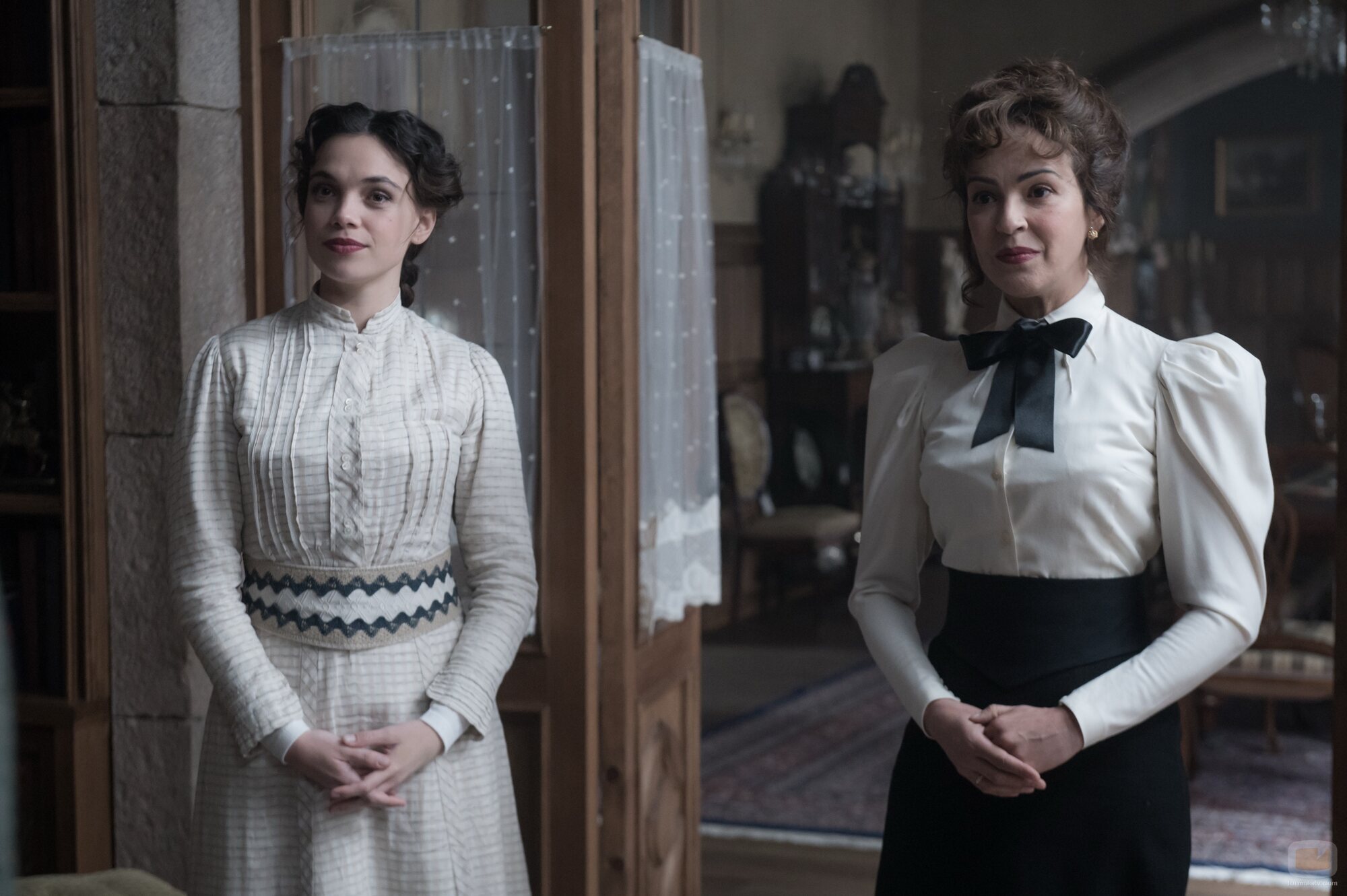 Martina Cariddi y Verónica Sánchez en 1x03 'El sueño de Clara' de 'Las hijas de la criada'