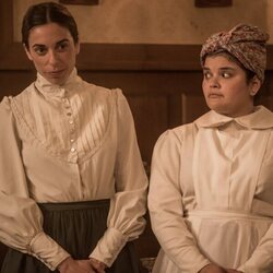 Carlota Baró y Jessica Serna en 1x04 'La rabia de Catalina' de 'Las hijas de la criada'