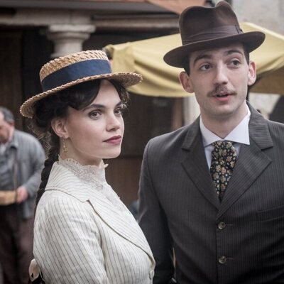 Roque Ruiz y Martina Cariddi en 1x04 'La rabia de Catalina' de 'Las hijas de la criada'