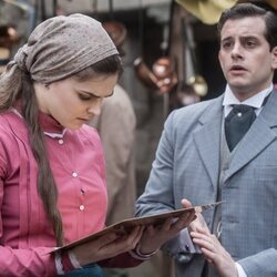 Judith Fernández y Álex Villazán en 1x04 'La rabia de Catalina' de 'Las hijas de la criada'